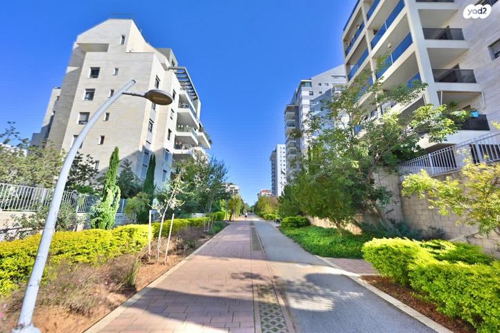 דירה, שושנה דמארי, הזמר העברי, כפר סבא