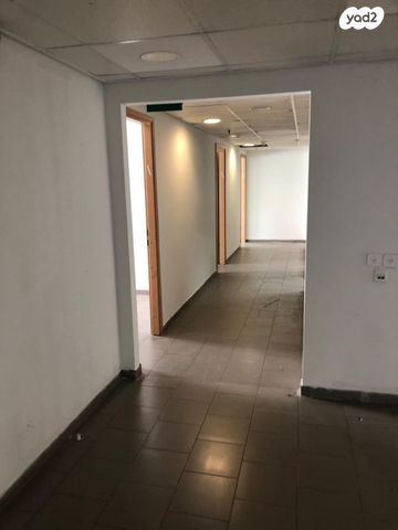 מבני תעשיה, אזור תעשיה נווה נאמן, הוד השרון