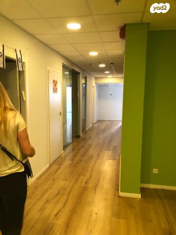 מבני תעשיה, אזור תעשיה נווה נאמן, הוד השרון