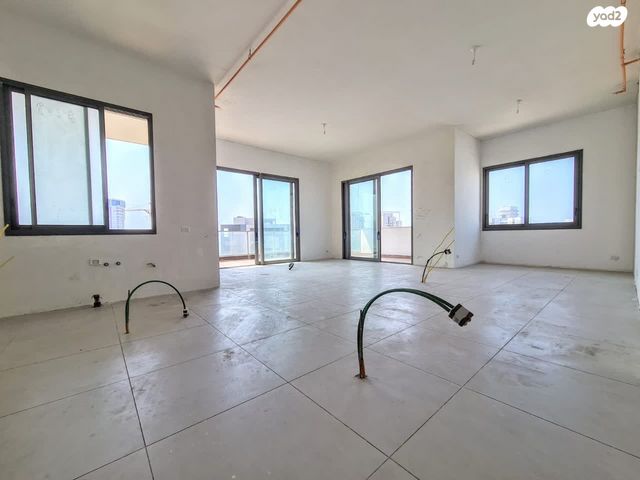 גג/ פנטהאוז, אריק לביא 18, עיר ימים, נתניה