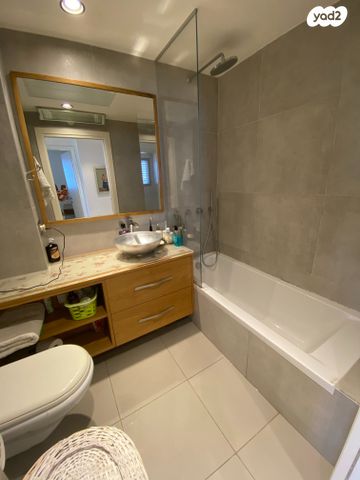 דירה, אלוף קלמן מגן, גני שרונה, קרית הממשלה, תל אביב יפו