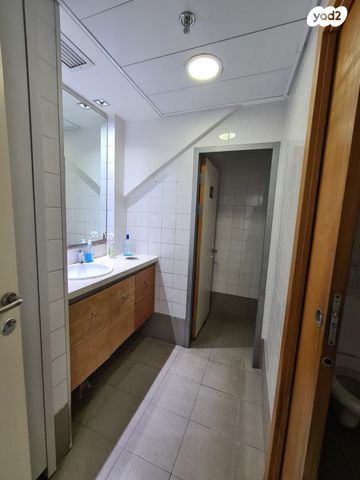 חנויות/ שטח מסחרי, שדרות מנחם בגין 80, עפולה