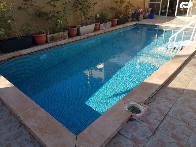 דו משפחתי, קיסריה