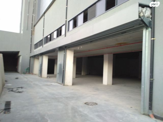 מבני תעשיה, מפעלי נחם הר טוב