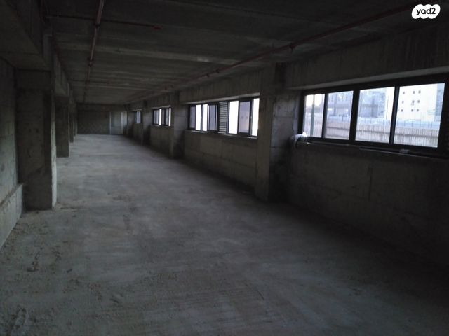 מבני תעשיה, מפעלי נחם הר טוב