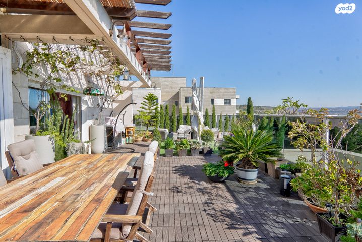 גג/ פנטהאוז, צור יצחק