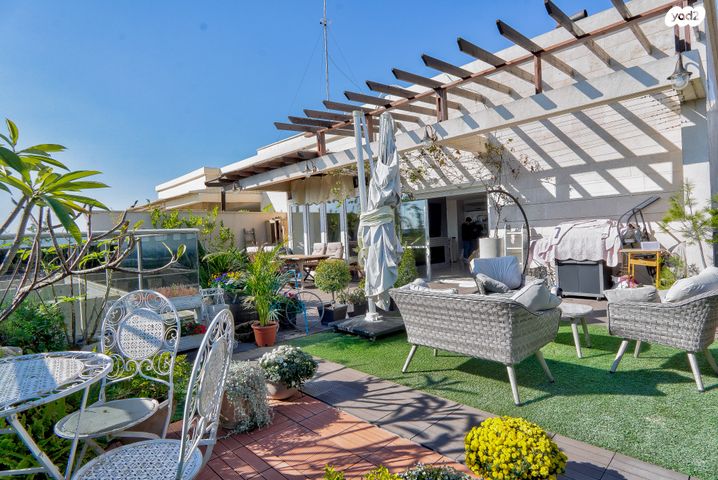 גג/ פנטהאוז, צור יצחק