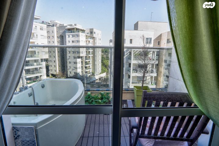 גג/ פנטהאוז, צור יצחק