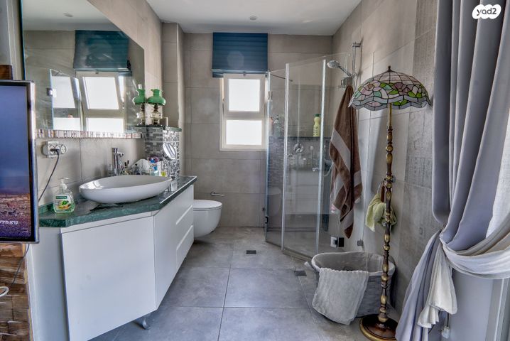 גג/ פנטהאוז, צור יצחק