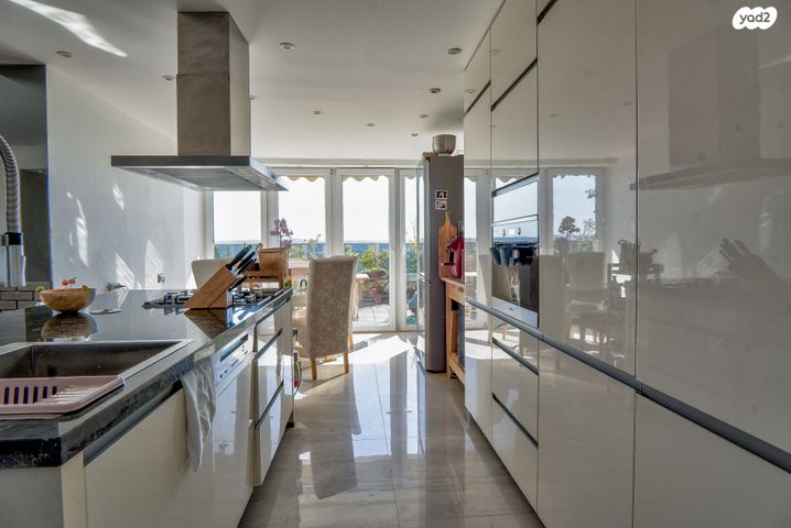 גג/ פנטהאוז, צור יצחק