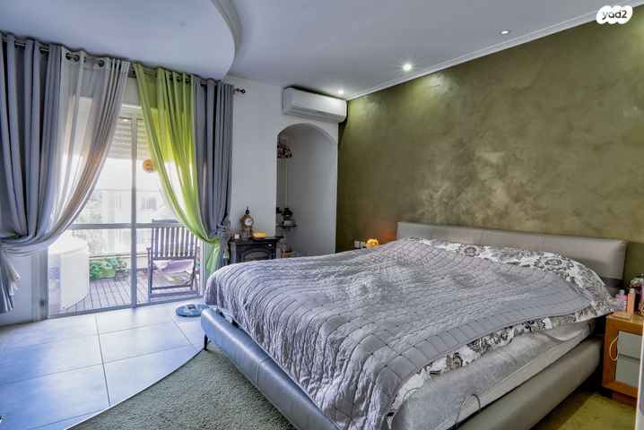 גג/ פנטהאוז, צור יצחק