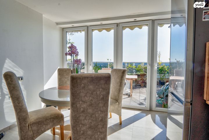 גג/ פנטהאוז, צור יצחק