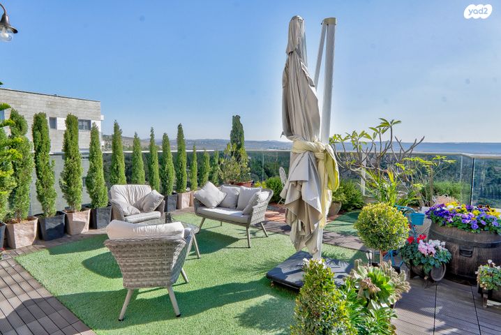 גג/ פנטהאוז, צור יצחק