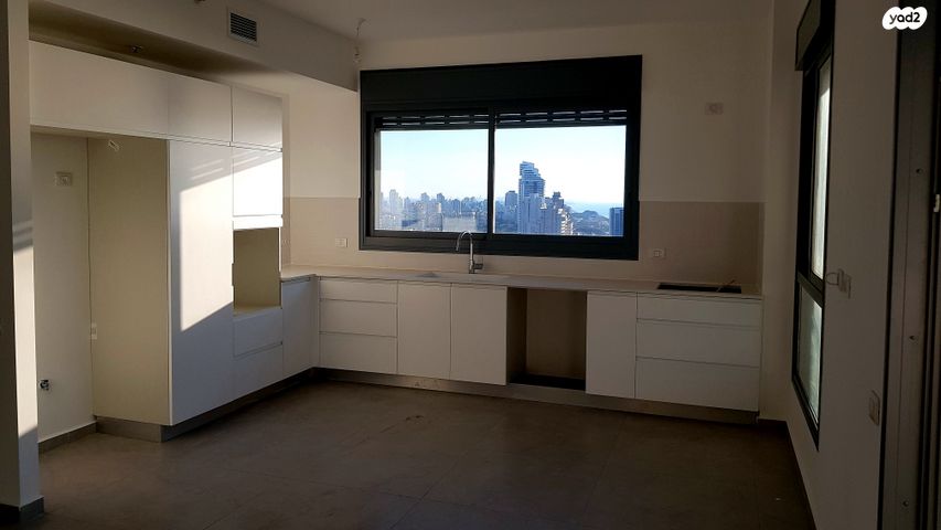 דירה, אמנון ליפקין שחק, נוף הטיילת, נתניה