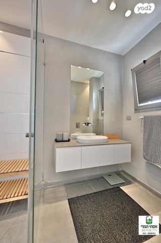 דירה, דוד זהבי, הזמר העברי, כפר סבא