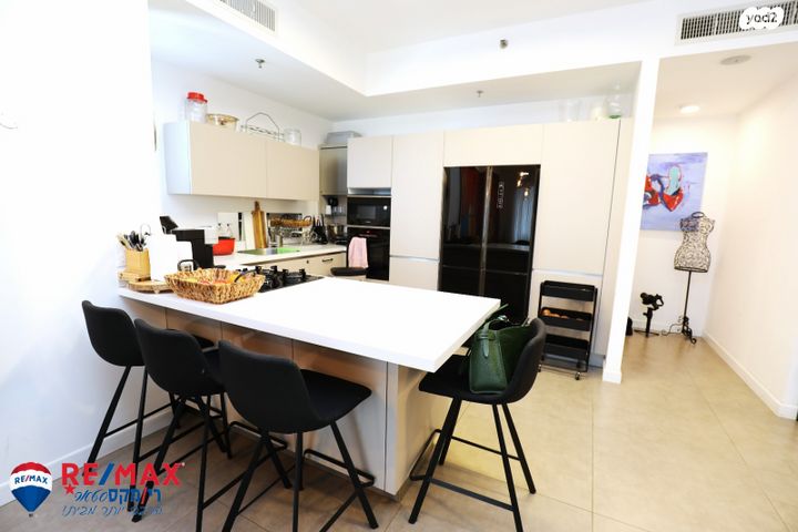 דירה, אריק איינשטיין, הרצליה ב', הרצליה