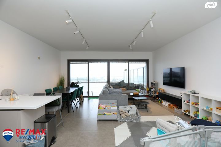 דירה, אריק איינשטיין, הרצליה ב', הרצליה