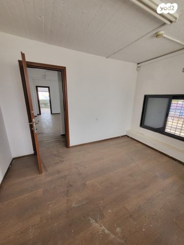 חנויות/ שטח מסחרי, הרדוף הנחלים, גבע בנימין, אדם - גבע בנימין