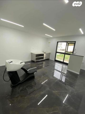 חנויות/ שטח מסחרי, המייסדים 1, חוסן, חוסן