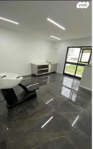 חנויות/ שטח מסחרי, המייסדים 1, חוסן, חוסן