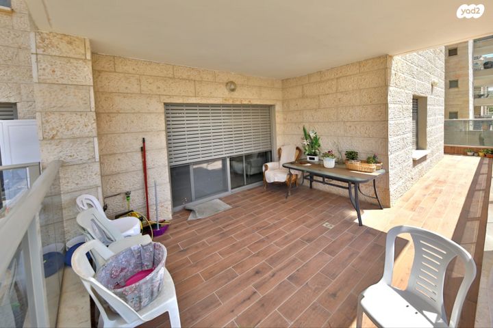 דירה, עוזי חיטמן, משכנות האומנים, קרית מוצקין