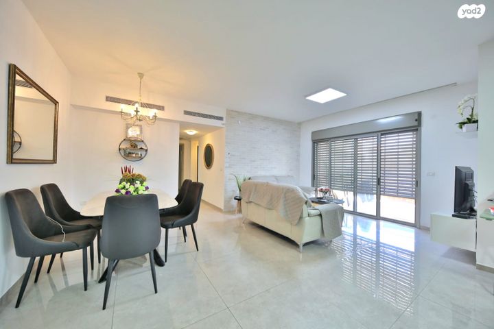 דירה, עוזי חיטמן, משכנות האומנים, קרית מוצקין