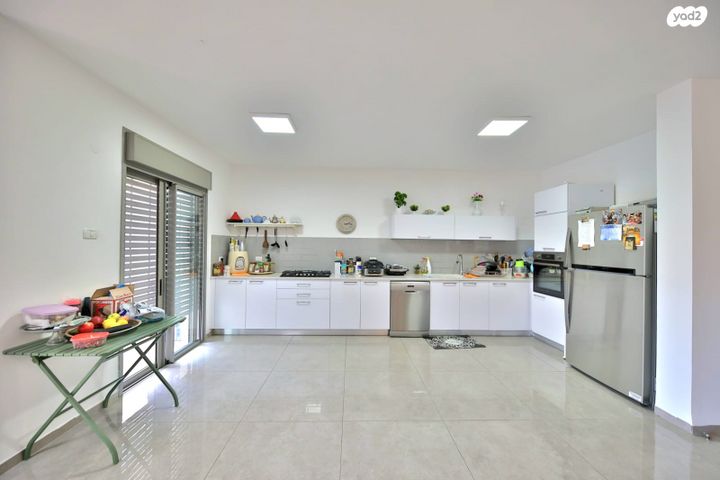 דירה, עוזי חיטמן, משכנות האומנים, קרית מוצקין