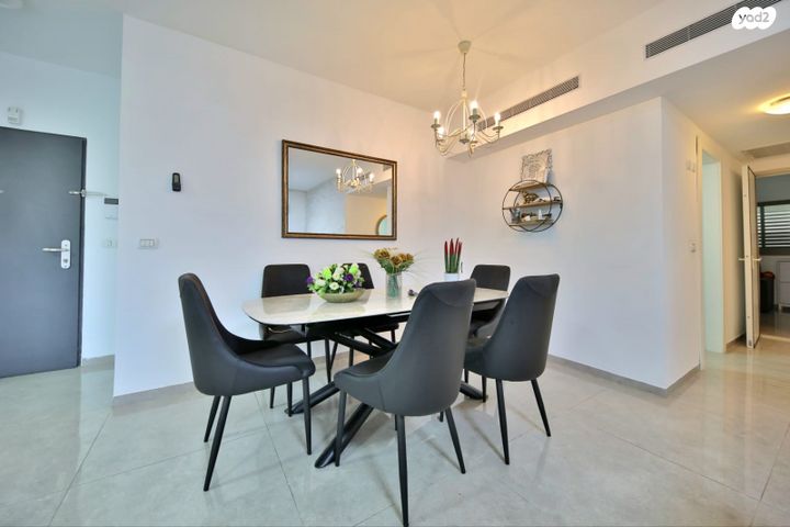 דירה, עוזי חיטמן, משכנות האומנים, קרית מוצקין