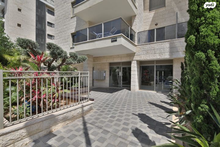 דירה, עוזי חיטמן, משכנות האומנים, קרית מוצקין