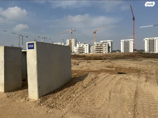 מגרשים