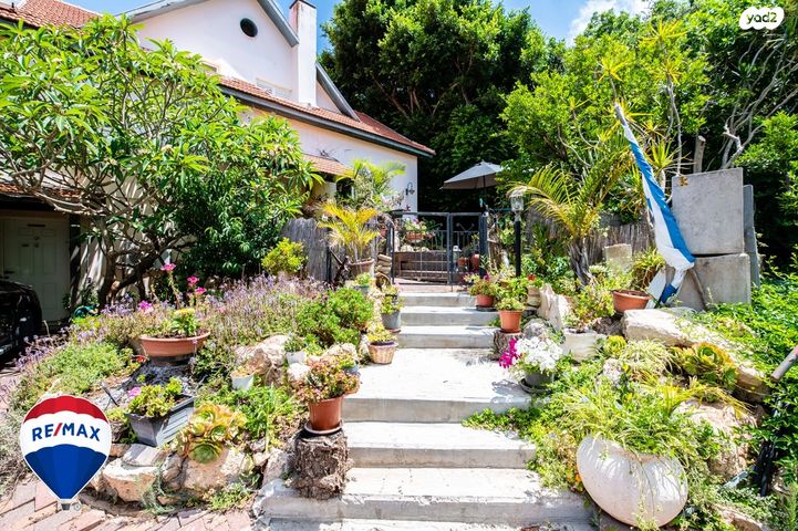 דו משפחתי, הסוכה, נווה הברון, זכרון יעקב