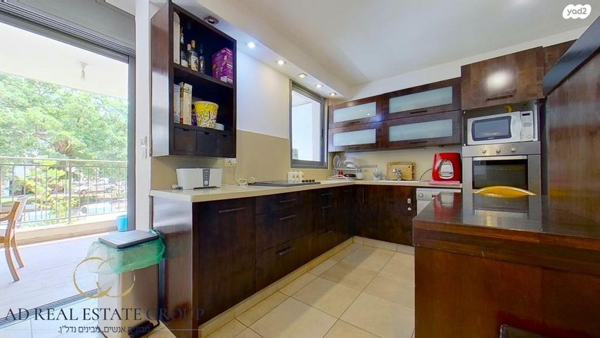 דירה, אנה פרנק, חרוזים, רמת גן