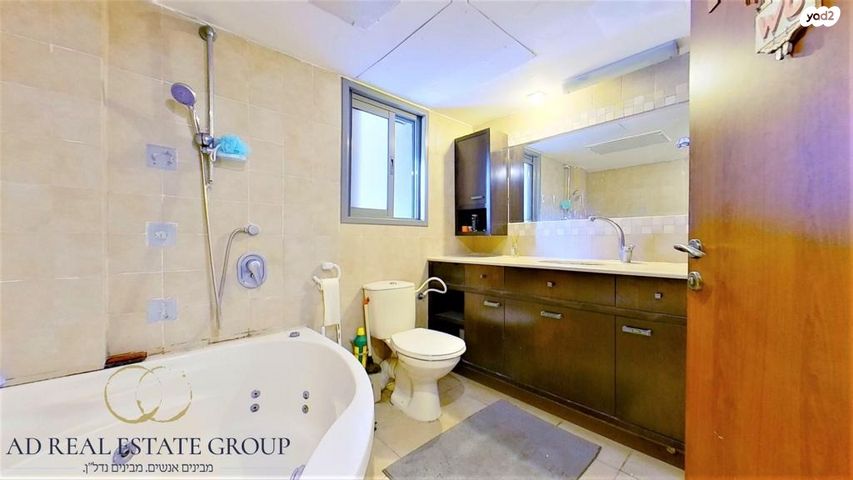 דירה, אנה פרנק, חרוזים, רמת גן