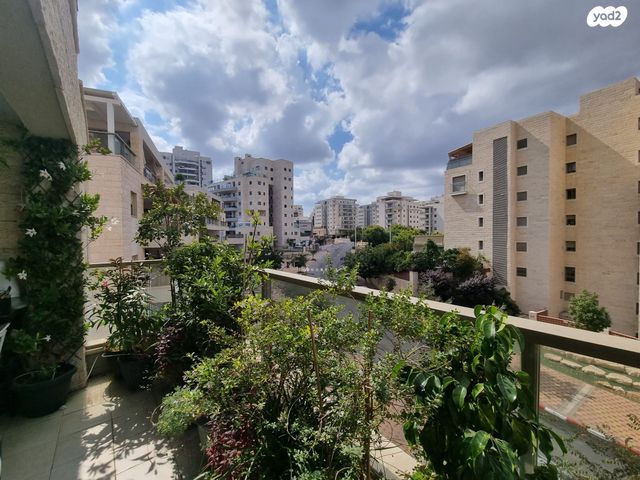 דירה, נחל פולג, צור יצחק