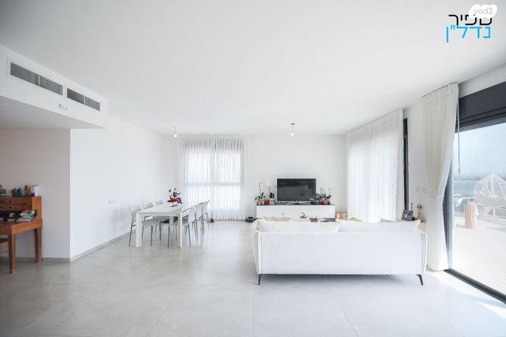 גג/ פנטהאוז, אור עקיבא