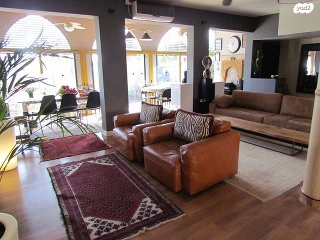 דו משפחתי, אורנית