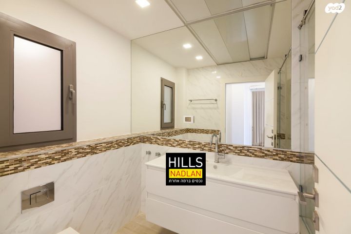 דירה, אריק איינשטיין, הרצליה