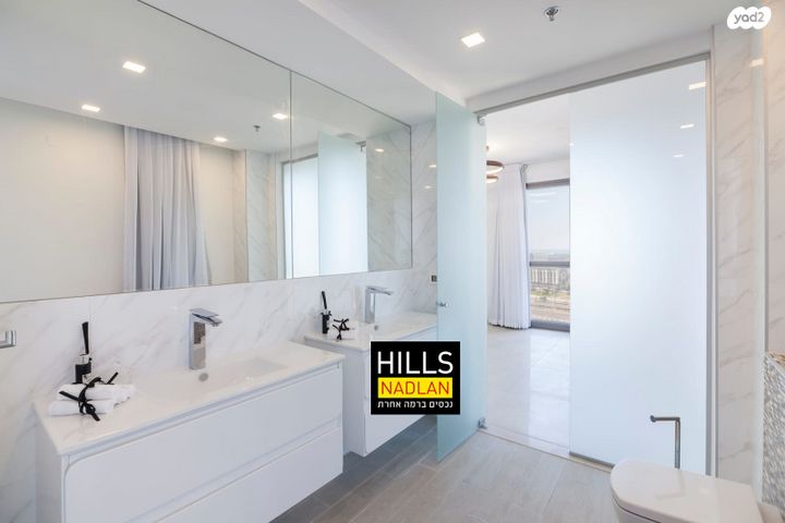 דירה, אריק איינשטיין, הרצליה