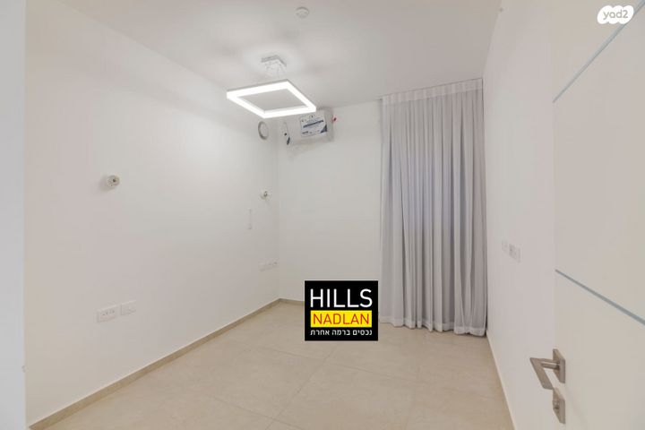 דירה, אריק איינשטיין, הרצליה