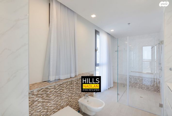 דירה, אריק איינשטיין, הרצליה