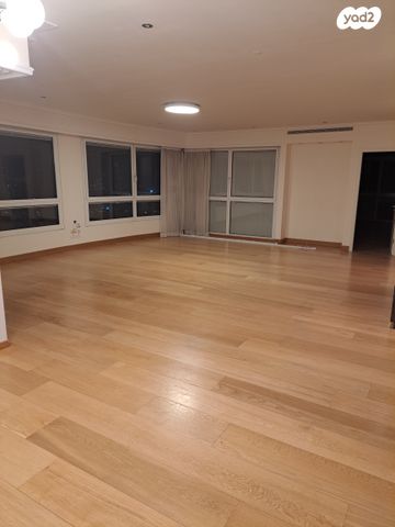 ניסים אלוני 