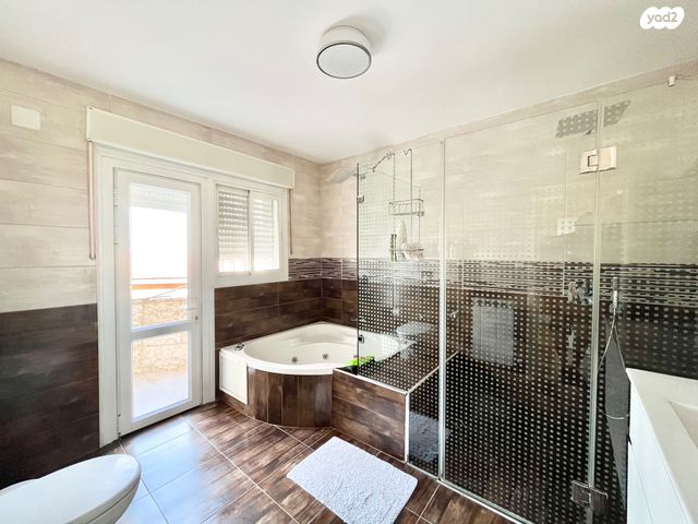 דו משפחתי, פסגת זאב, ירושלים