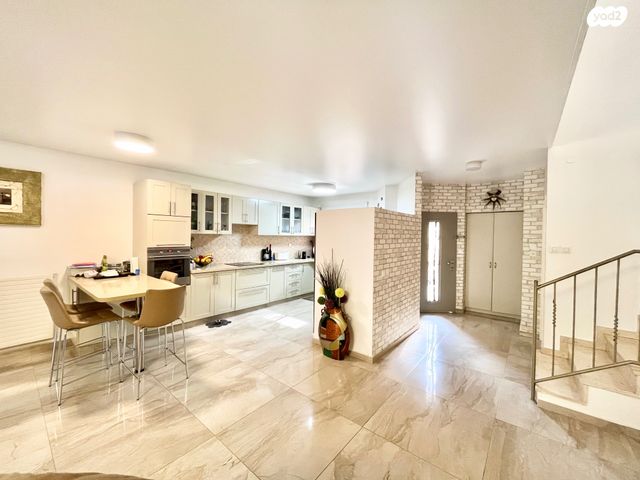 דו משפחתי, פסגת זאב, ירושלים