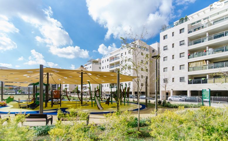 דירה, קרל לנדשטיינר, פסגות אפק, ראש העין