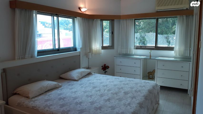 דו משפחתי, אינטרנשיונל, חיפה