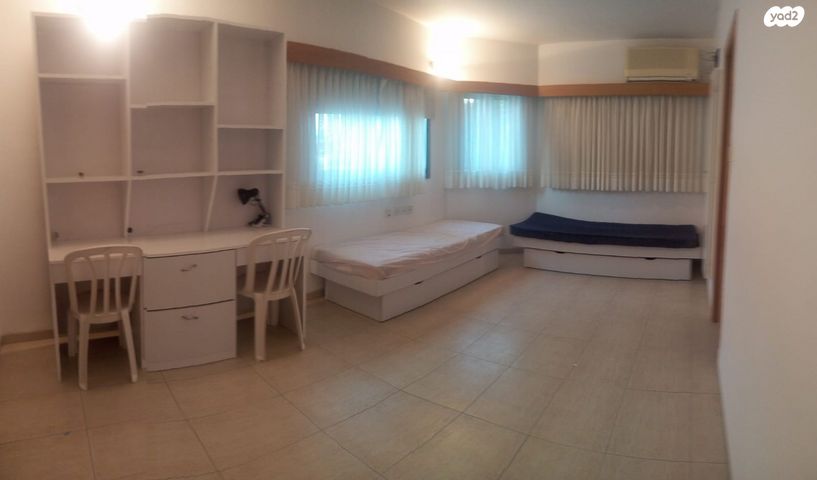 דו משפחתי, אינטרנשיונל, חיפה