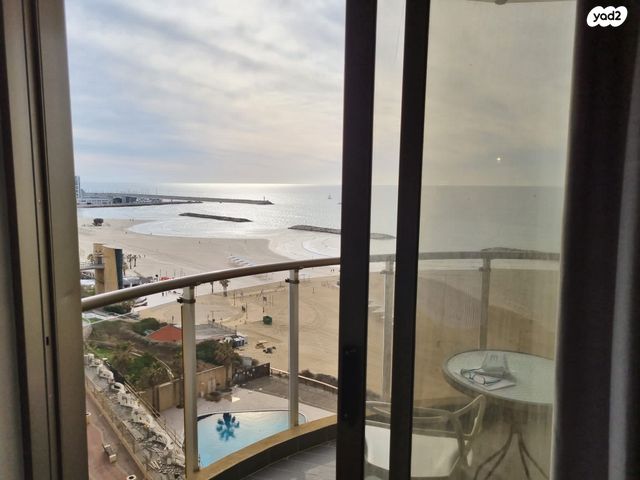 דירה, אלי לנדאו, הרצליה פיתוח, הרצליה