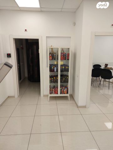 משרדים, מפעלי נחם הר טוב