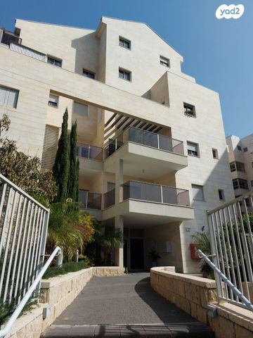 דירה, דוד זהבי, הזמר העברי, כפר סבא