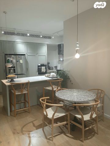 דירה, אריק איינשטיין, הרצליה ב', הרצליה